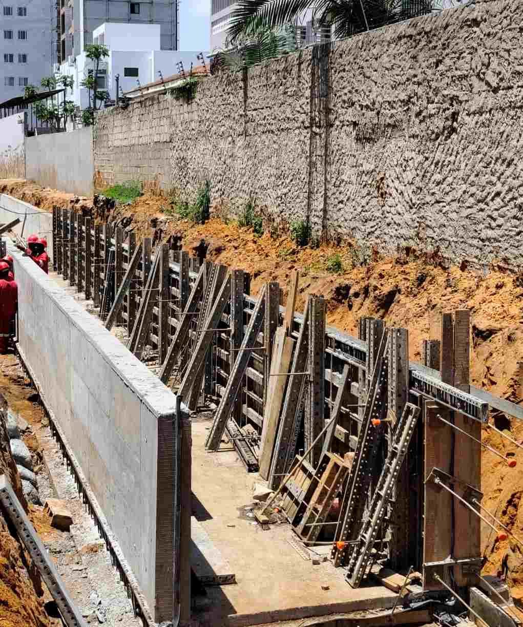 Construção de canal aberto em betão