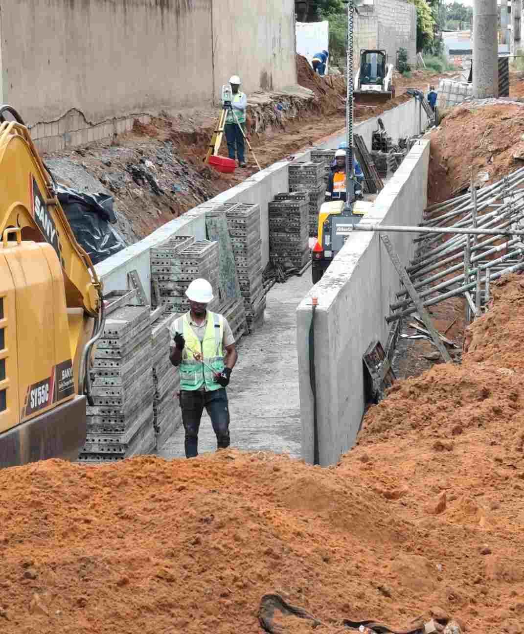 Construção de canal aberto em betão — fotografia 1